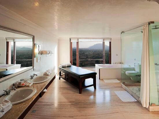 HONEYMOON SUITE WITH JACUZZI