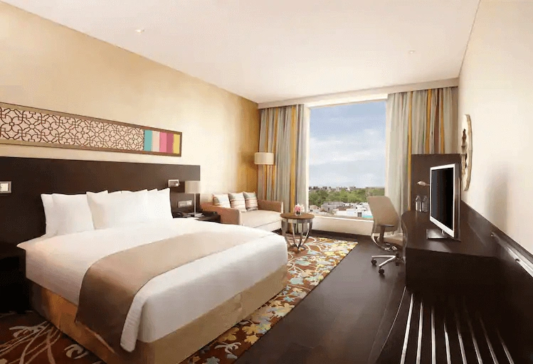 KING EXECUTIVE ROOM WITH ARAVALLI RANGE VIEW