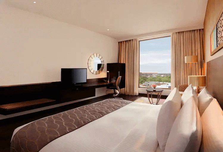 KING GUEST ROOM WITH ARAVALLI RANGE VIEW