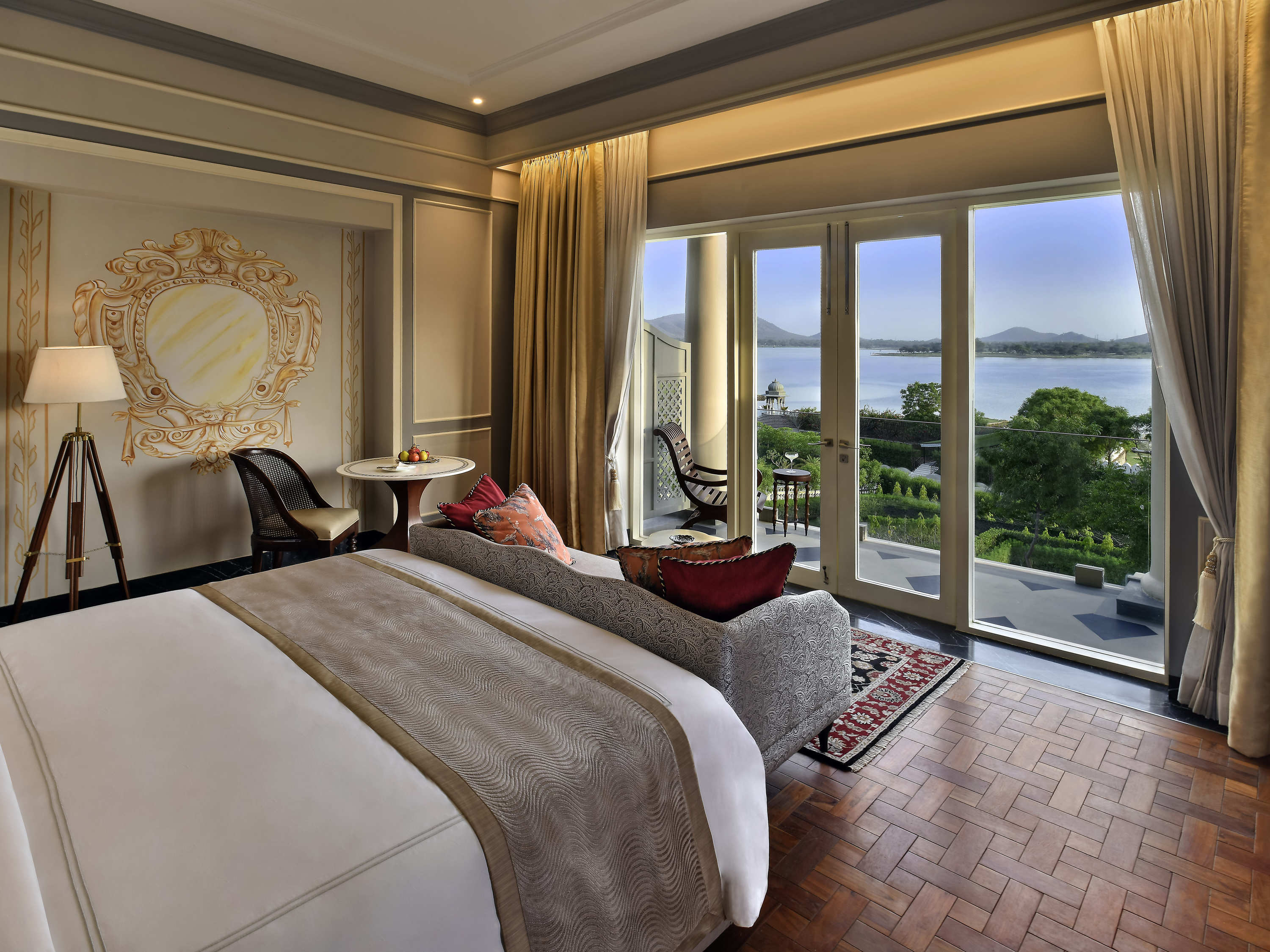 Flamingo Signature Room with Balcony King Bed