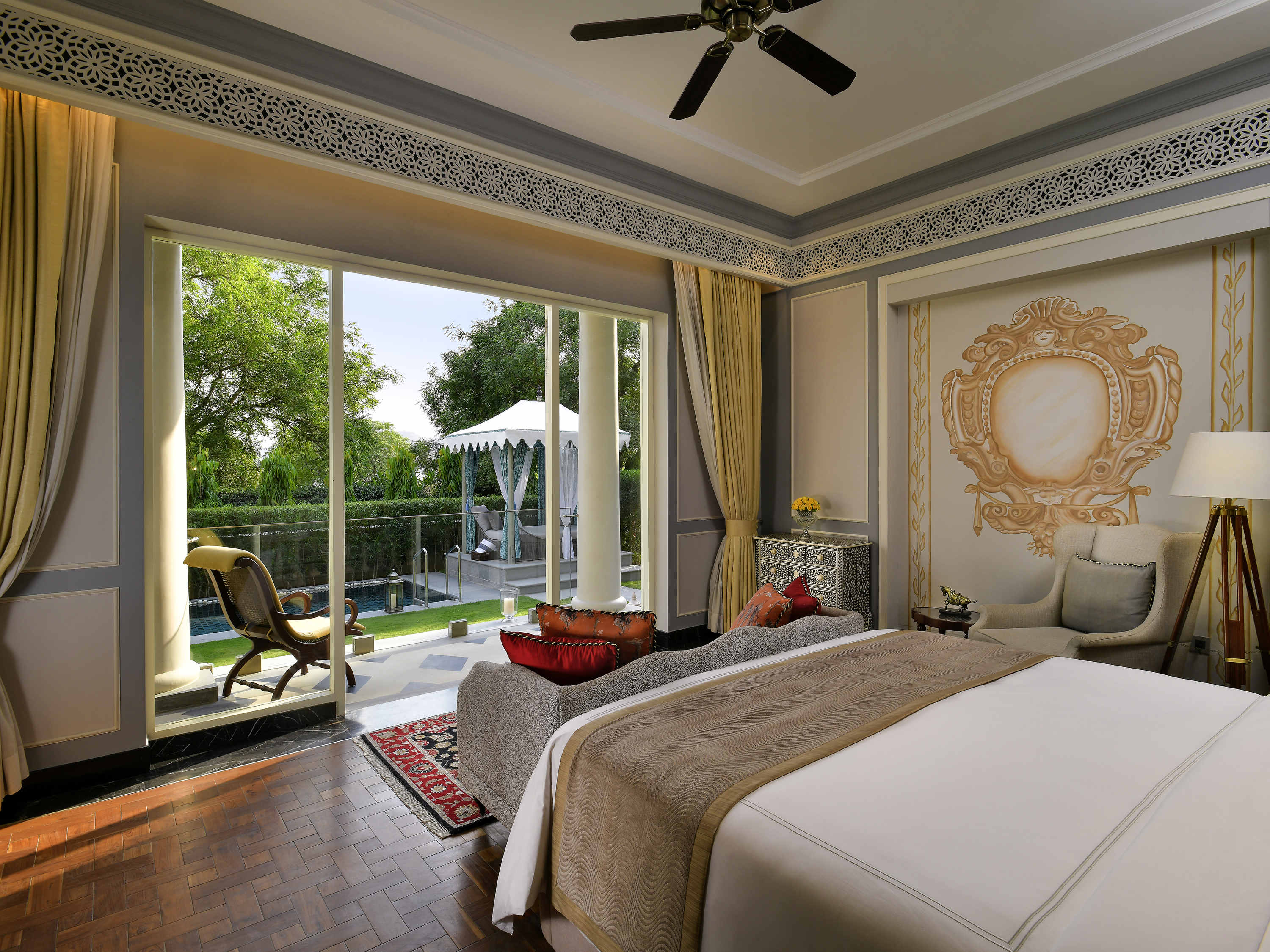 Flamingo Signature Room with plunge pool King Bed