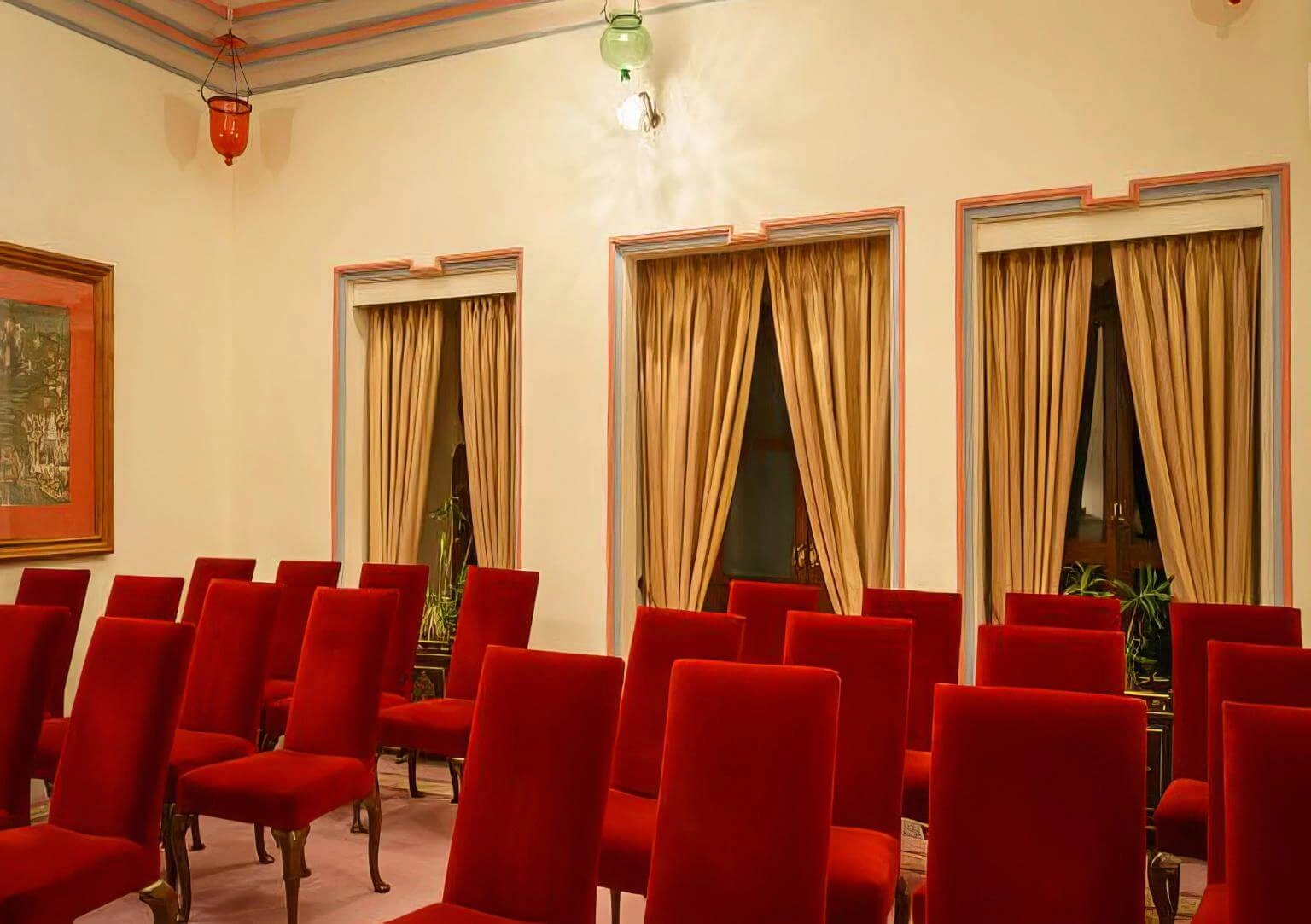 AMBER MEETING ROOM