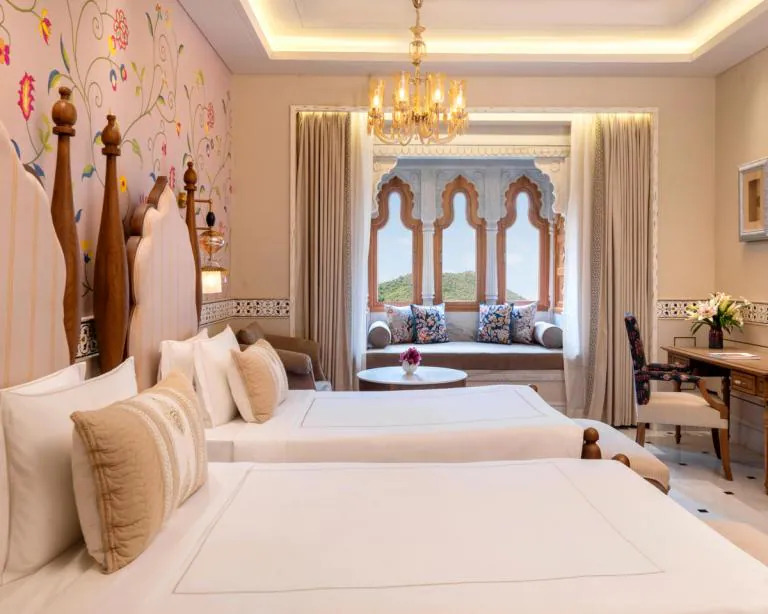 Luxury Room Twin Bed with Museum View